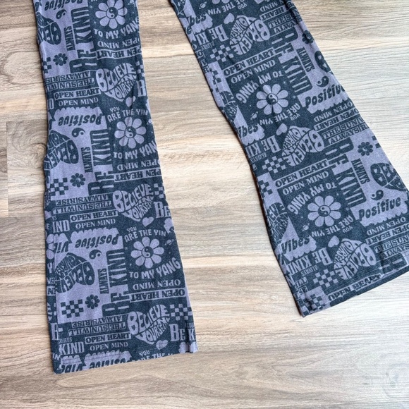 Zoe + Liv Positive Vibes Graphic Print Flare Leg Pants Black & Gray Size XS - Picture 3 of 10